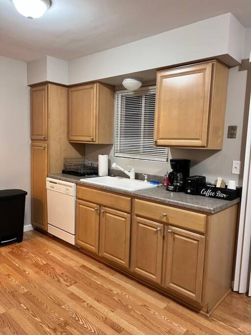 Cozy Bungalow In Madison Heights Esterno foto